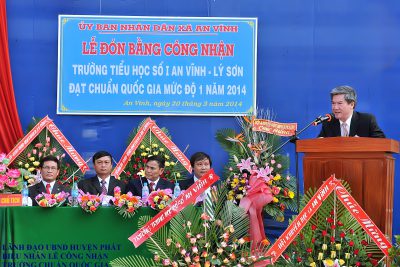 Lãnh đạo UBND huyện phát biểu trong buổi lễ đón nhận Trường chuẩn Quốc Gia năm 2014