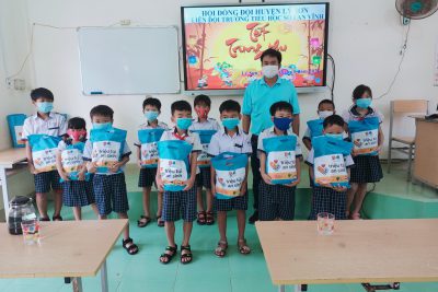 Huyện Đoàn Lý Sơn phối hợp cùng nhà trường trao qua Trung thu năm 2021 cho các em học sinh