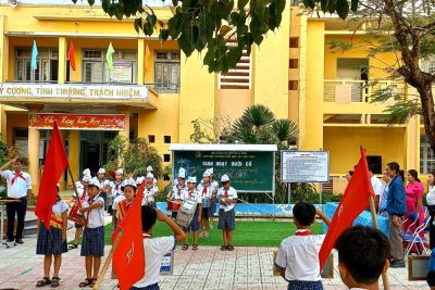 SINH HOẠT DƯỚI CỜ TUẦN 26: CHỦ ĐỀ “THAM GIA GIAO LƯU VĂN NGHỆ CHÀO MỪNG NGÀY QUỐC TẾ PHỤ NỮ; CHIA SẺ LỜI CHÚC TỐT ĐẸP ĐẾN NHỮNG NGƯỜI PHỤ NỮ NƠI EM SỐNG”