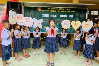 SINH HOẠT DƯỚI CỜ TUẦN 7: CHỦ ĐỀ “MÚA HÁT, NÓI LỜI YÊU THƯƠNG VỚI BÀ, MẸ, CÔ GIÁO. BÌNH CHỌN CA SĨ NHÍ EM YÊU THÍCH”